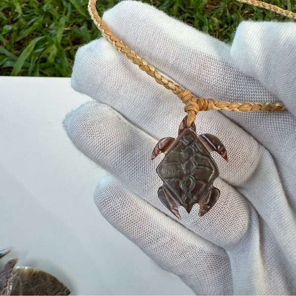 Tahitian Mother of Pearl Turtle Hairclip & Necklaces Set 3 Pieces - Picture 7 of 12